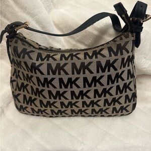 Authentic MICHEAL KORS BAG/Will hold Full size wallet/Ill list one to match,CUTE